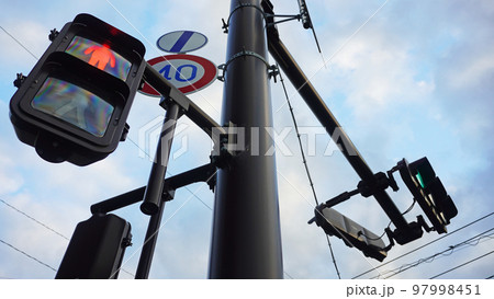 歩行者用信号(赤信号)と車両用信号(青信号) 歩行者用信号(赤信号)と車両用信号(青信号) 97998451