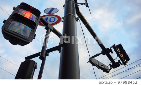 歩行者用信号(赤信号)と車両用信号(黄信号) 歩行者用信号(赤信号)と車両用信号(黄信号) 97998452