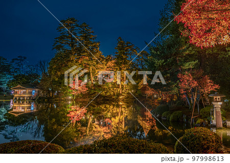 美しい日本庭園の紅葉 97998613