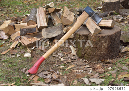 手斧で薪割りしているところ 97998632