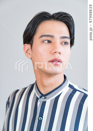 かっこいい男性のファッションポートレート　若い　爽やか　メイク　アートメイク　韓国　トレンド 97998639