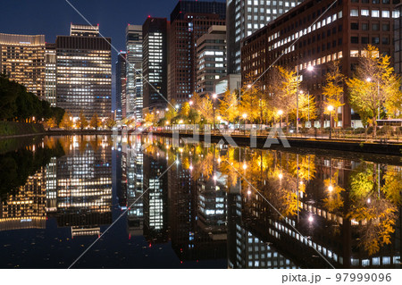 《東京都》丸の内オフィス街の夜景・水面に映り込む風景 97999096