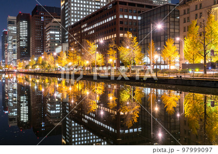 《東京都》丸の内オフィス街の夜景・水面に映り込む風景 97999097