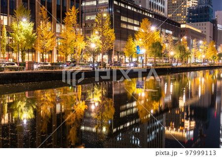 《東京都》丸の内オフィス街の夜景・水面に映り込む風景 《東京都》丸の内オフィス街の夜景・水面に映り込む風景 97999113
