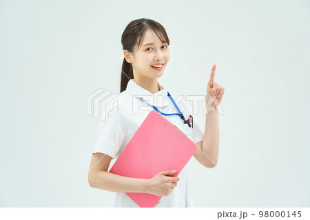 指を立てるポーズをする白衣の女性 98000145