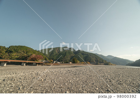 広大な河原と山と橋 98000392