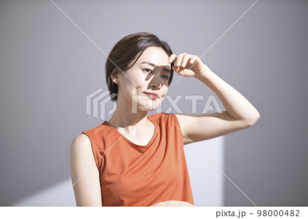 ビューティーイメージ　UVケア　若い女性　 98000482