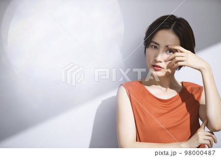 ビューティーイメージ　UVケア　若い女性　 98000487