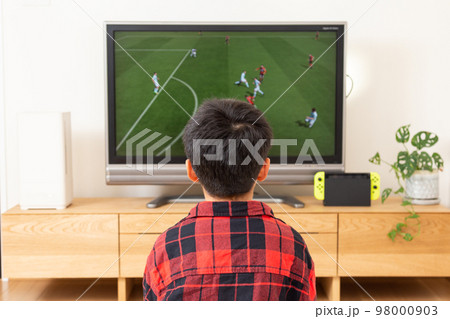 テレビでサッカーを観戦する男の子 98000903