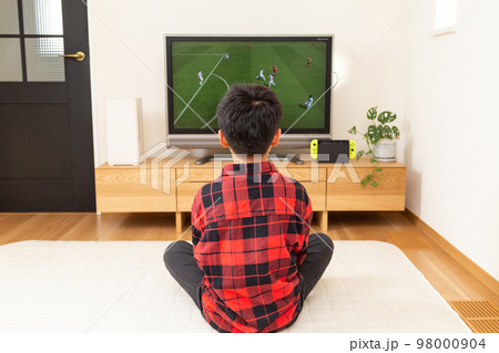 テレビでサッカーを観戦する男の子 98000904