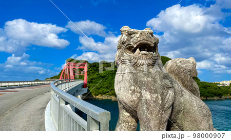沖縄 シーサー 青空 海 伊計島 伊計大橋	 98000907