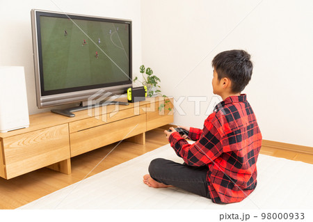 テレビゲームをする子供 テレビゲームをする子供 98000933