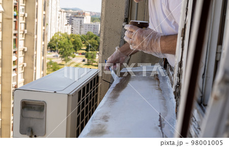 Renovating an old window sill 98001005