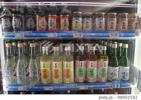 日本のコンビニお酒の陳列 日本のコンビニお酒の陳列 98001592