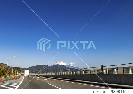 東名高速道路の上り線 由比パーキングエリア付近の道路上から望む冬の富士山 98001612