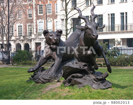 Sculpture of the lion hunt in Grosvenor Gardens. London, UK. 98002013
