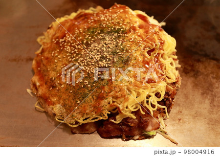 鉄板上の広島お好み焼き(肉玉そば) 鉄板上の広島お好み焼き(肉玉そば) 98004916