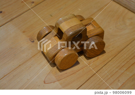木製の玩具 98006099
