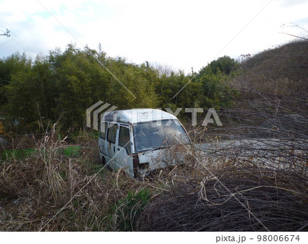 道沿いの廃車と風景 道沿いの廃車と風景 98006674