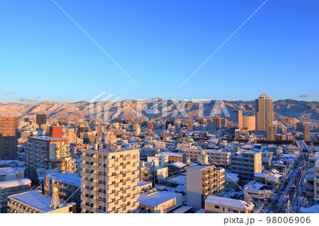 雪化粧した工石山を眺める 高知市街 (高知県 20221224) 雪化粧した工石山を眺める 高知市街 (高知県 20221224) 98006906
