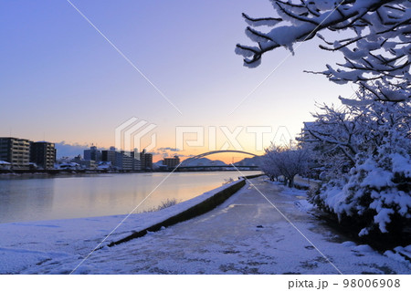 雪景色の鏡川　薄明の空　（高知県　20221224） 98006908