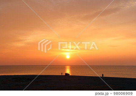 仁淀川河口　それぞれの日の出　冬　（高知県　土佐市）	 98006909