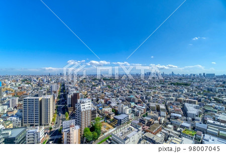 東京風景　ワイドで広がる住宅街から望む都心 98007045