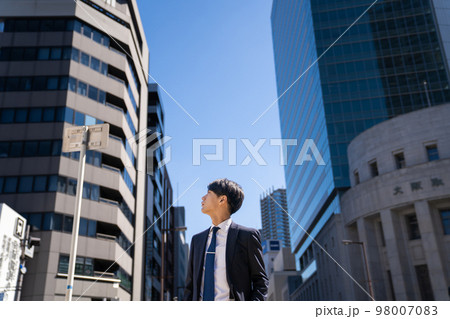 スーツを着た若い男性のファッションスナップ　ポートレート　ビジネス　就活　学生　高校生　制服 98007083