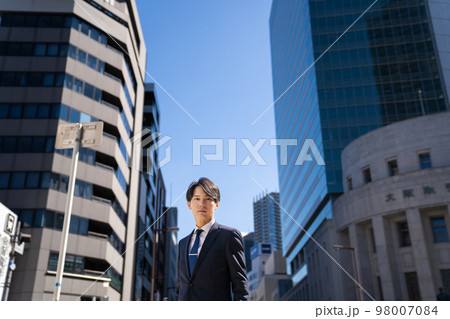 スーツを着た若い男性のファッションスナップ　ポートレート　ビジネス　新卒　学生　高校生　制服 98007084