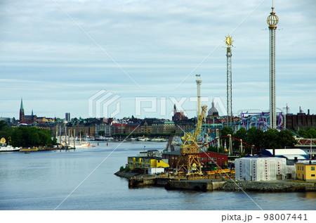 北欧のベニスと呼ばれるストックホルムの港湾風景 98007441