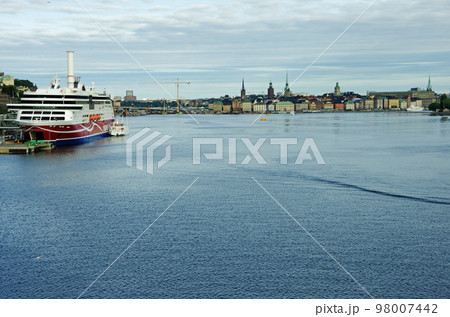 北欧のベニスと呼ばれるストックホルムの港湾風景 98007442