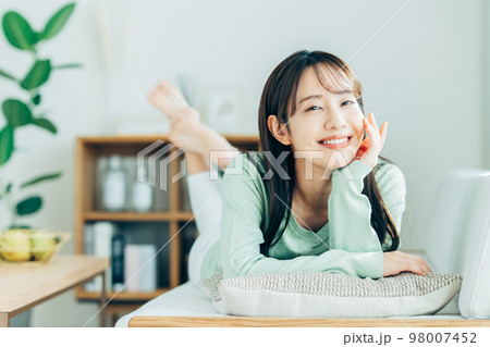 リビングでくつろぐ若い女性 98007452