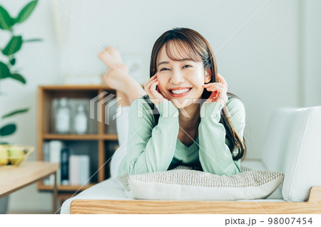 リビングでくつろぐ若い女性 98007454