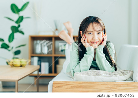 リビングでくつろぐ若い女性 リビングでくつろぐ若い女性 98007455
