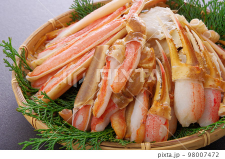 竹ザルに盛った、たくさんのカニ足 98007472