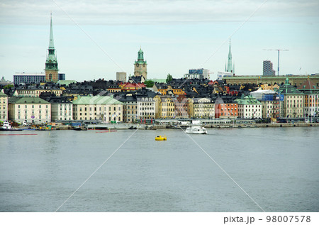 北欧のベニスと呼ばれるストックホルムの港湾風景 98007578