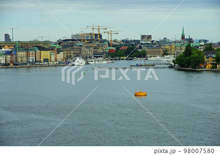 北欧のベニスと呼ばれるストックホルムの港湾風景 98007580