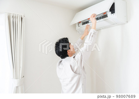 故障したエアコンを確認する修理業者 98007689
