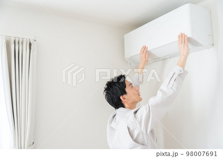 故障したエアコンを確認する修理業者 98007691