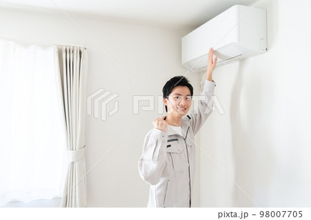 故障したエアコンを確認する修理業者 故障したエアコンを確認する修理業者 98007705
