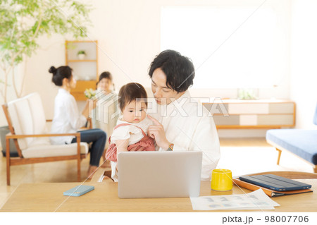 自宅でくつろぐファミリー 自宅でくつろぐファミリー 98007706