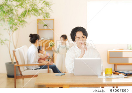 自宅でくつろぐファミリー 98007899