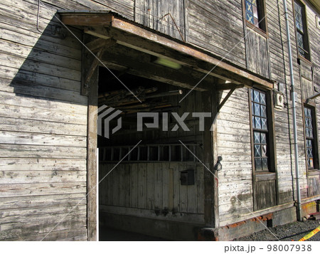 陸上自衛隊姫路駐屯地に残されていた、旧軍の木造建築出入口（2012年駐屯地祭にて撮影） 98007938