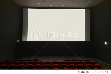正面からみた映画館のスクリーン 正面からみた映画館のスクリーン 98008074