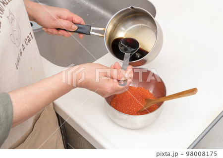 【イクラの醤油漬けを作るために、生イクラを自家製タレに馴染ませる】 【イクラの醤油漬けを作るために、生イクラを自家製タレに馴染ませる】 98008175