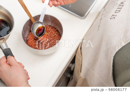 【洗い終わったイクラを漬けタレに馴染ませる】 98008177