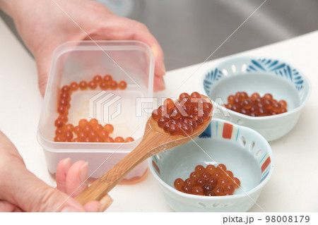 【出来上がったイクラの醤油漬けを小皿に移す】 【出来上がったイクラの醤油漬けを小皿に移す】 98008179