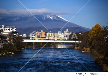 岩手山とJR山田線北上川橋梁を渡るリゾートあすなろ 岩手山とJR山田線北上川橋梁を渡るリゾートあすなろ 98008509