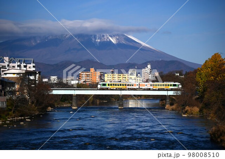 岩手山とJR山田線北上川橋梁を渡るリゾートあすなろ 98008510