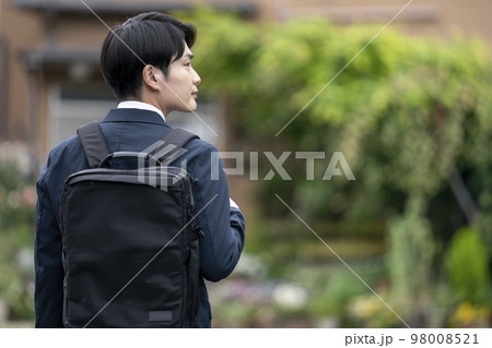 バックパックを背負った若い男性　横顔 98008521